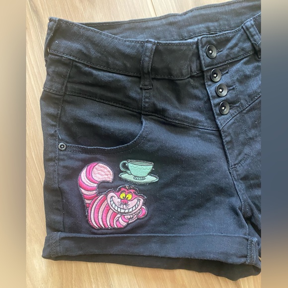Disney Alice In Wonderland Cheshire Cat Patch Pocket Denim Shorts Size 9 - Picture 5 of 15